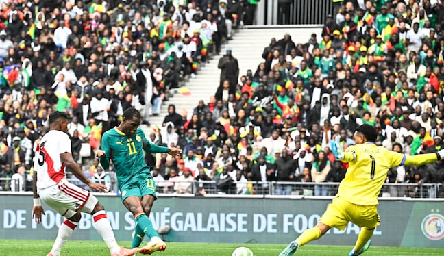 Senegal's forward #11 Nicolas Jackson (2L) scores his team's first goal during the international friendly football match between Senegal and Peru at the Stade de France in Saint-Denis, north of Paris, on March 28, 2026 (Photo by JULIEN DE ROSA / AFP)