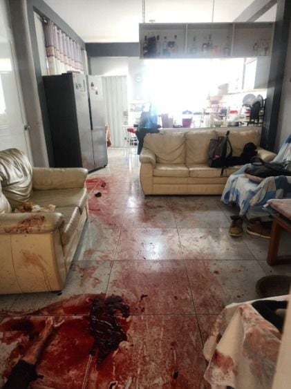 Así quedó la casa llena de sangre.