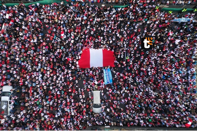 Cientos de personas se concentran en la Avenida de La Peruanidad en el Campo de Marte de Jesús María, para protestar contra el jefe de la ONPE Piero Corvetto y el presunto fraude reclamado por el partido de Renovación Popular.
Fotos: Julio Reaño/@photo.gec
