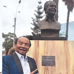 Melcochita feliz con monumento que le hicieron en La Victoria