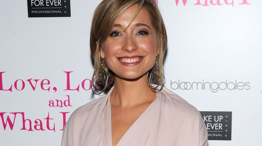 Allison Mack, de "Smallville", es acusada de reclutar mujeres para un supuesto grupo de autoayuda que luego las forzaba a tener sexo con su líder, se declaró el lunes culpable ante un juez federal de Brooklyn.