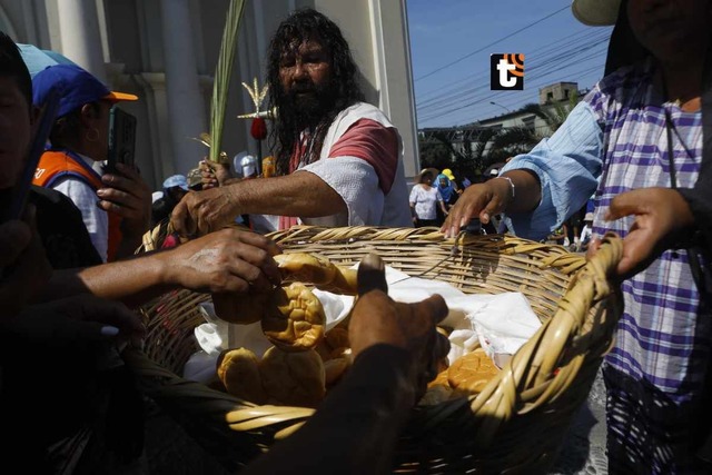 Fieles acompañaron el recorrido del Cristo Cholo, Mario Valencia. (Fotos: Julio Reaño/@photo.gec)