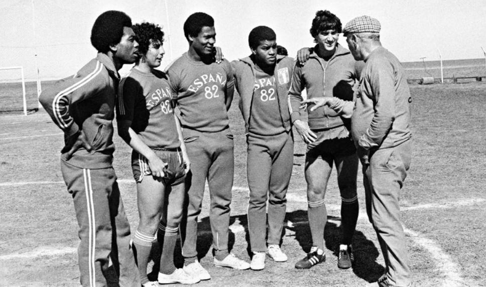 Gerónimo Barbadillo, César Cueto, Guillermo La Rosa, Julio César Uribe y Juan Carlos Oblitas escuchando las indicaciones de Elba de Pádua Lima, ‘Tim’, en España 82. (Foto: archivo histórico de El Comercio)