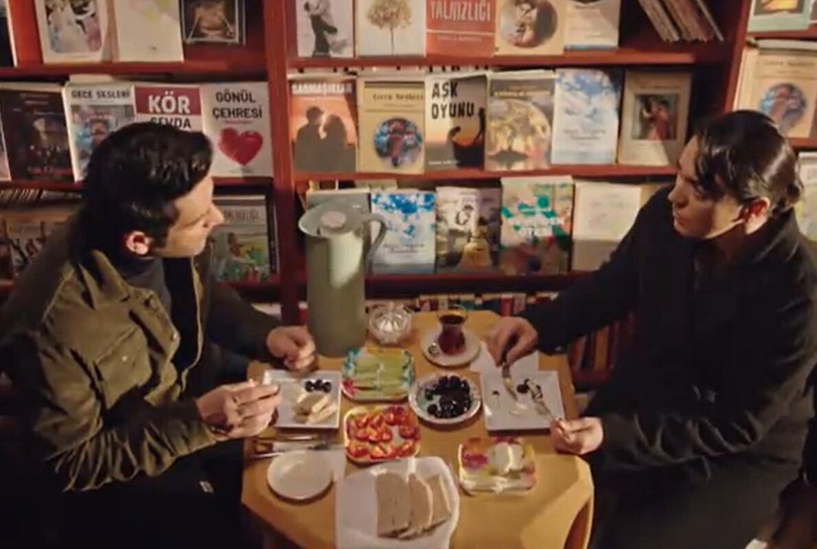 Gülben y Esat tienen una seria conversación (Foto: OG Medya)