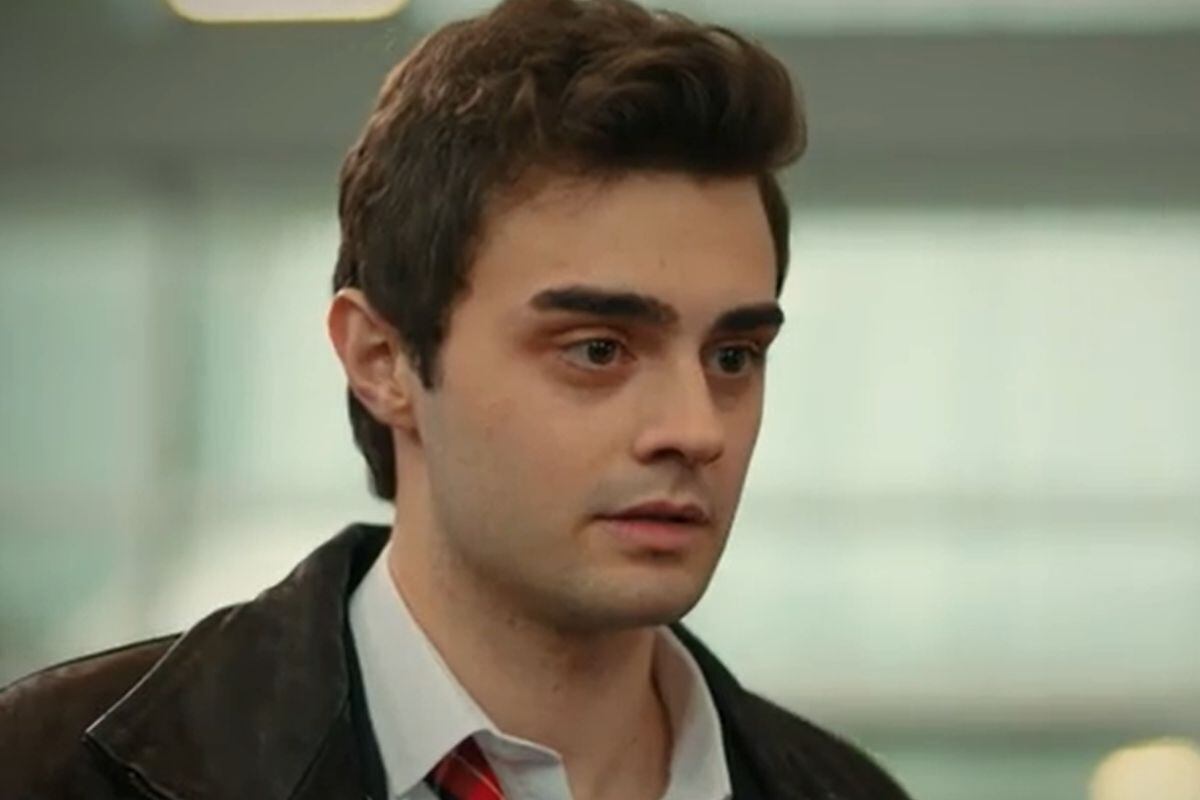 Ömer con su uniforme de escolar en la serie otomana (Foto: NGM Media)