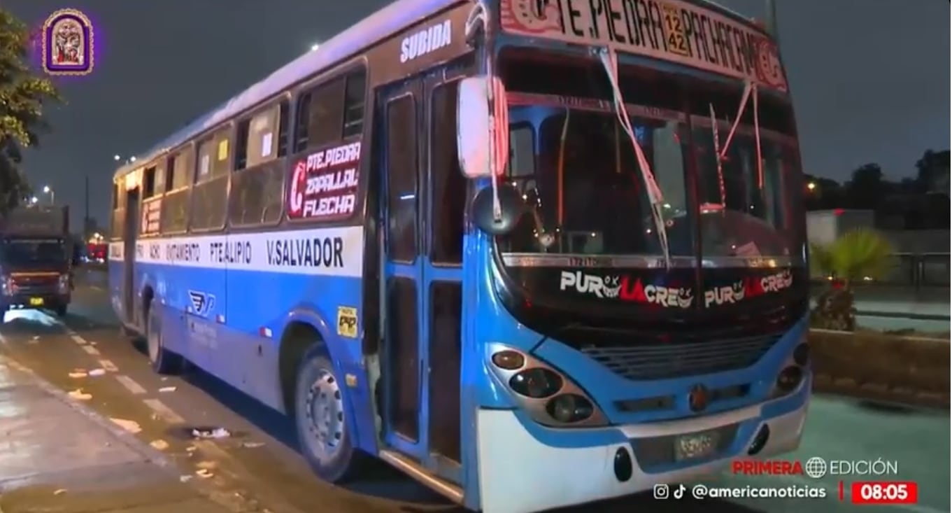 Las balas impactaros en el parabrisas del bus de la empresa Nuevo Perú