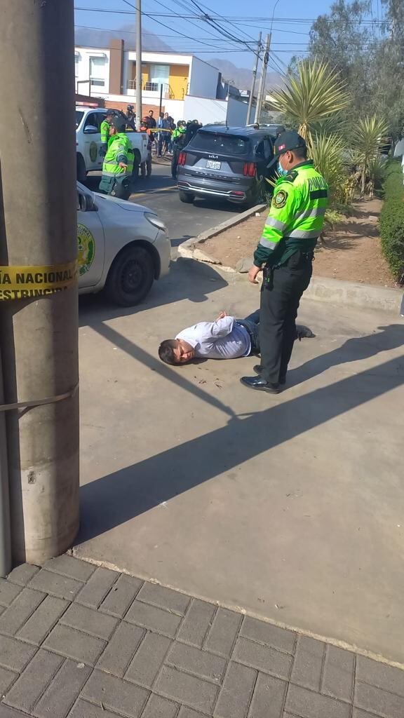 Feroces delincuentes en camioneta escapaban a balazos y uno de ellos fue abatido por la policía.