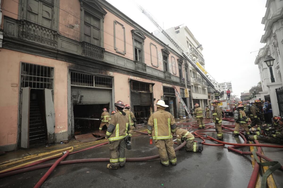 Renzo Reggiardo lideró acciones ante incendio en jirón Junín y dispuso evaluación de daños. (Foto: GEC)