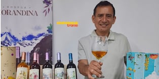 Federico Bobadilla cuenta que los inicios siempre son complicados, porque necesitaba tener una cartera de clientes, pero el producto se vende solo por la calidad y la presentación. Hoy, las tiendas lo llaman para ofrecer sus vinos. Foto: Katty Gines.