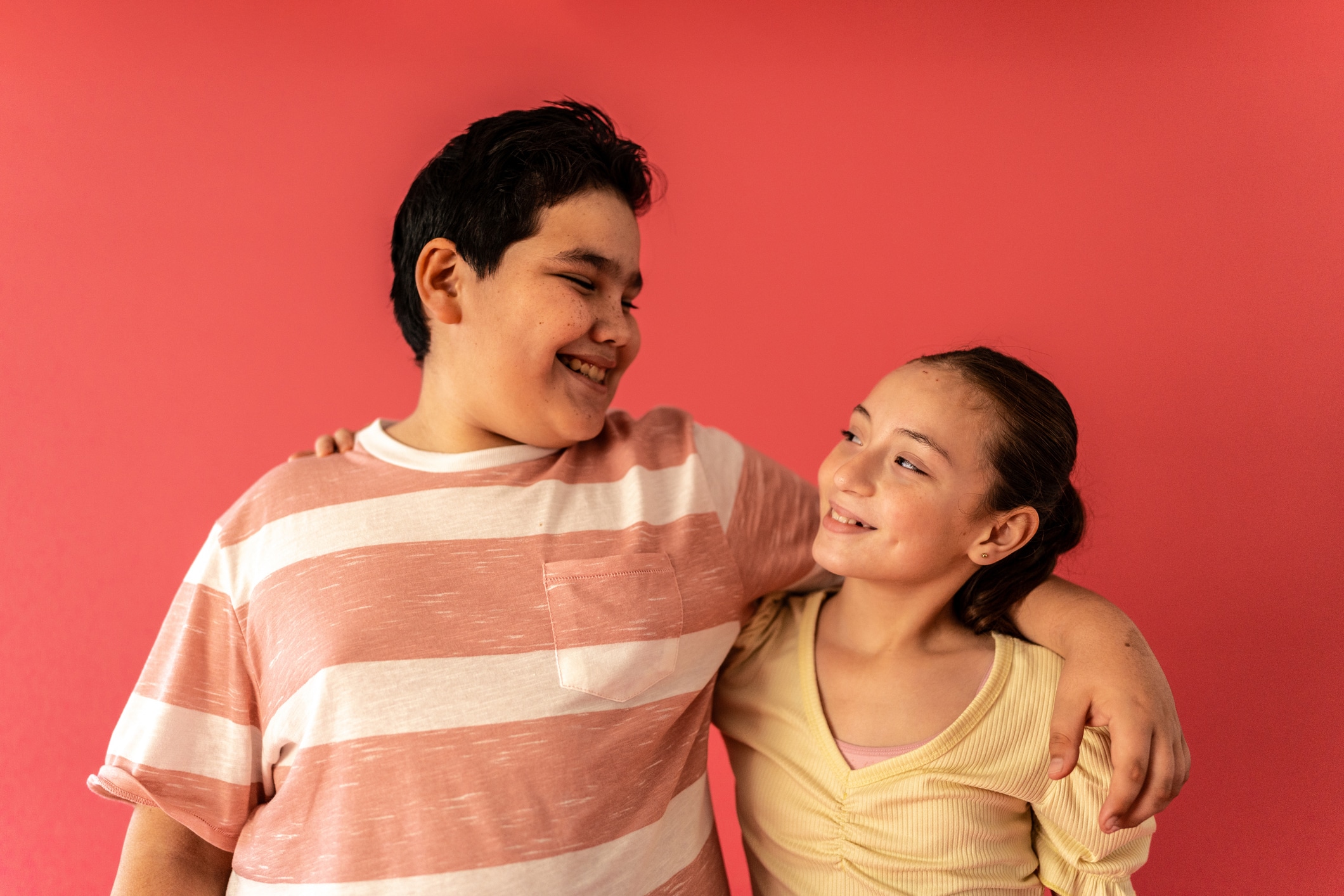 Si tienes la dicha de tener un hermano o más, celebren esta fecha juntos. Foto: Istock