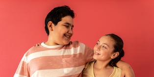 Si tienes la dicha de tener un hermano o más, celebren esta fecha juntos. Foto: Istock