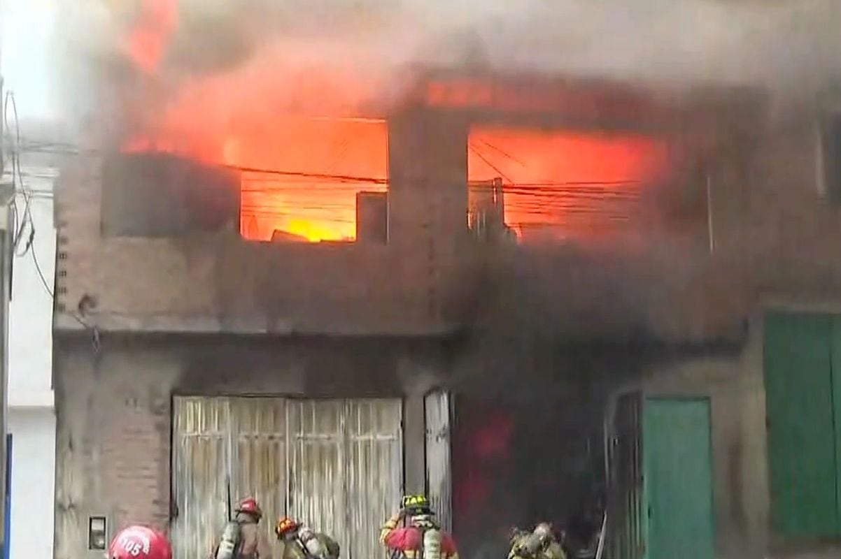 Los Bomberos han solicitado la presencia de más unidades en el cruce del jirón César Vallejo y la Av. Pachacútec. Foto: América Noticias