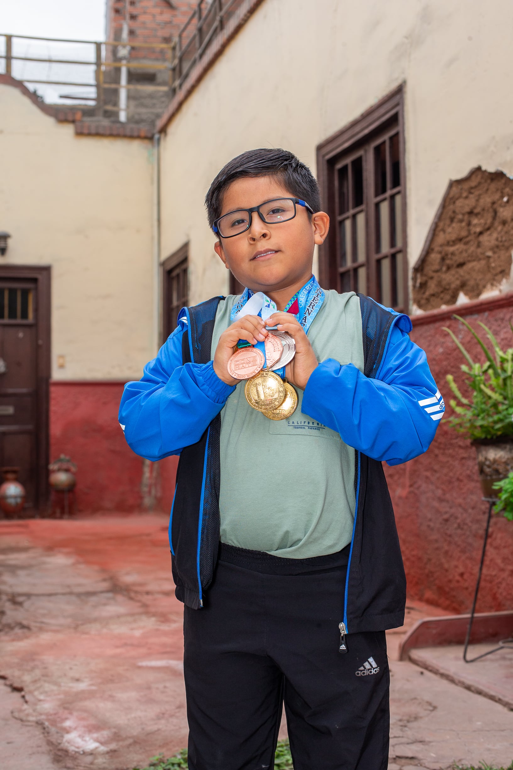 Jofran Zúñiga con sus medallas. Foto: Fernando Sangama / @photo.gec)