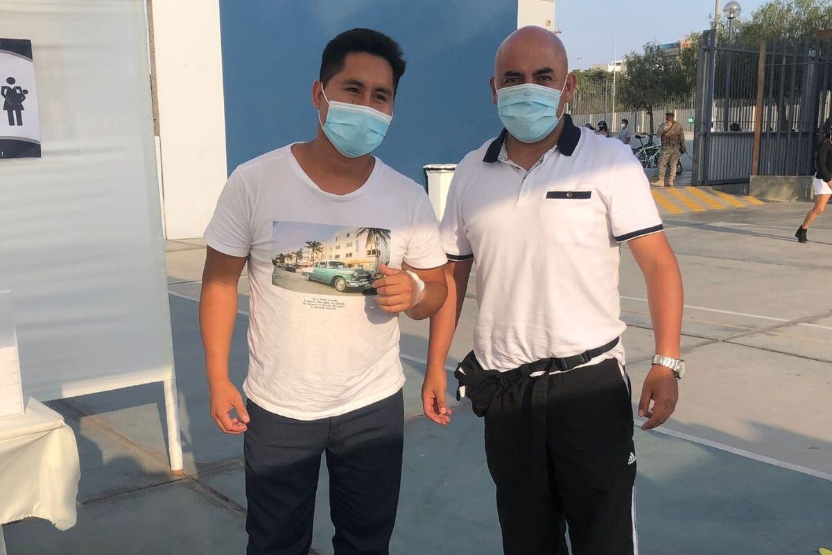 Regresó: joven que se desmayó fue bien recibido por los miembros de mesa (Foto: @marcogiovannic)