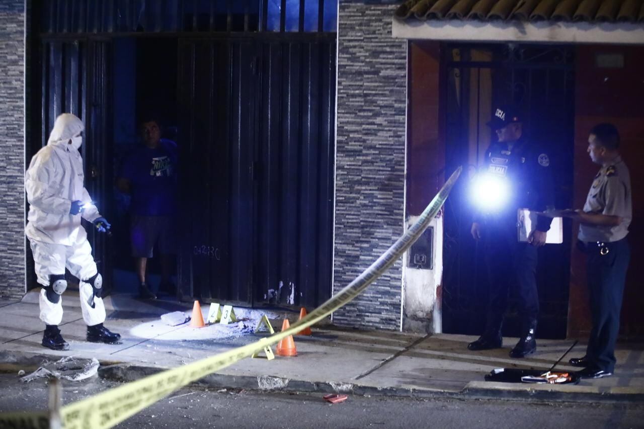 Detonan explosivo en la puerta de una vivienda perteneciente a un comerciante. El hecho ocurrió en el Rímac.
Fotos: César Grados/@photo.gec