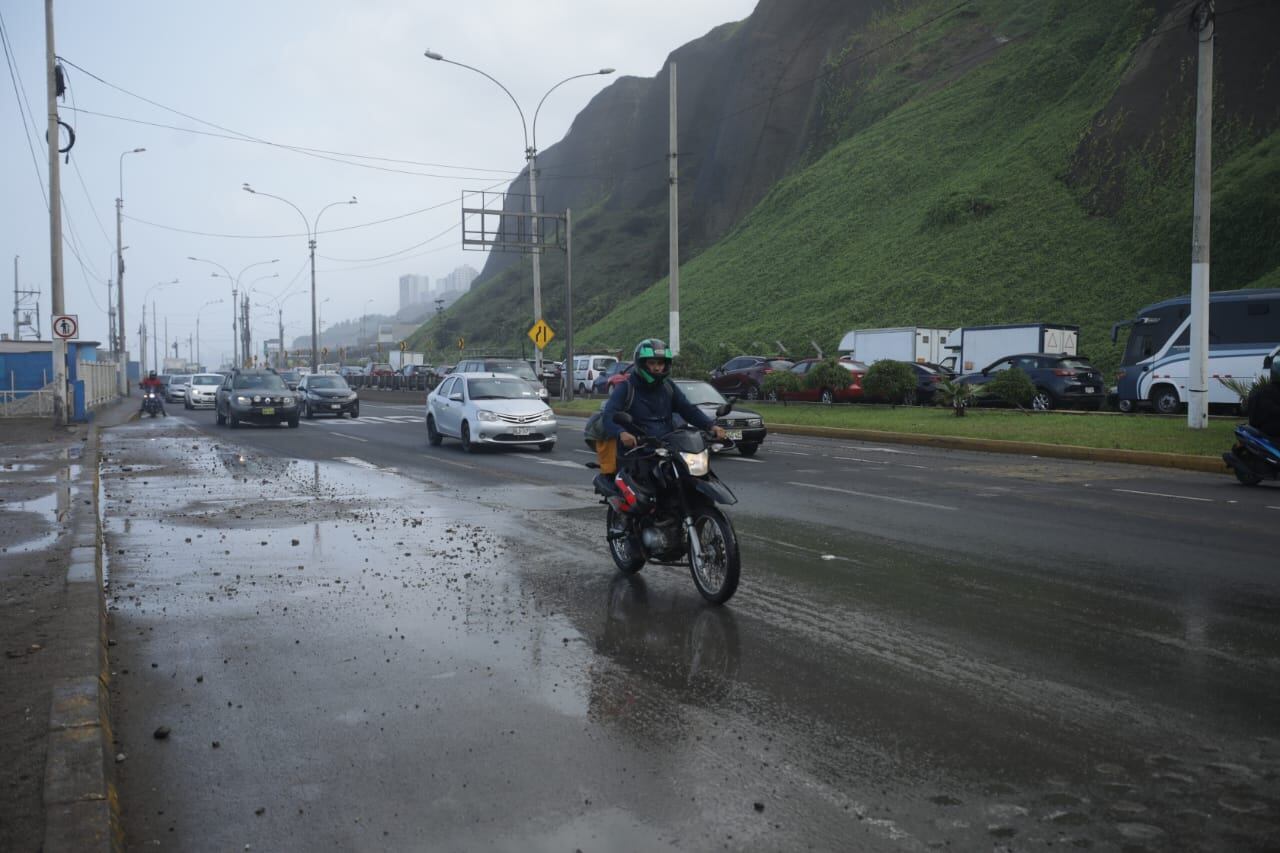 Fuertes oleajes en la Costa Verde, en Miraflores. Foto: Britanie Arroyo/ @photo.gec