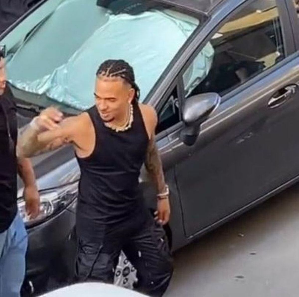 Ozuna a la salida del local donde grabó con la colombiana (Foto: ShakiraMedia / Twitter)