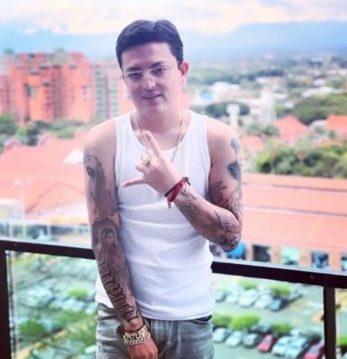 En el brazo derecho de Imanol Quezada se ve el tatuaje de la Virgen de Guadalupe (Foto: Los dos carnales / Instagram)