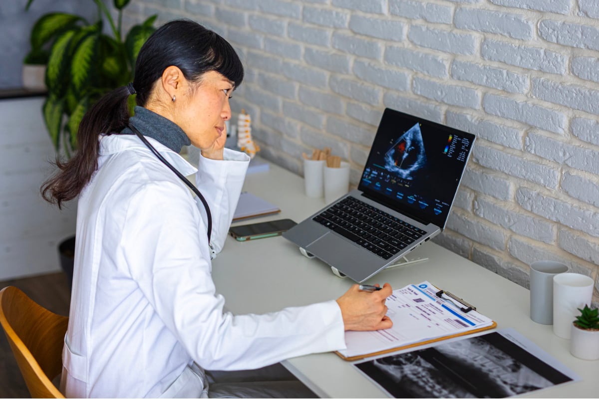 El nutriólogo Gerardo Bouroncle analiza cómo la tecnología y la inteligencia artificial están transformando la medicina, así como los riesgos de la desinformación en internet. Foto: Istock.