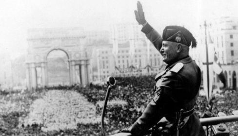 Benito Mussolini haciendo su saludo fascista ante una multitud. (Agencias)