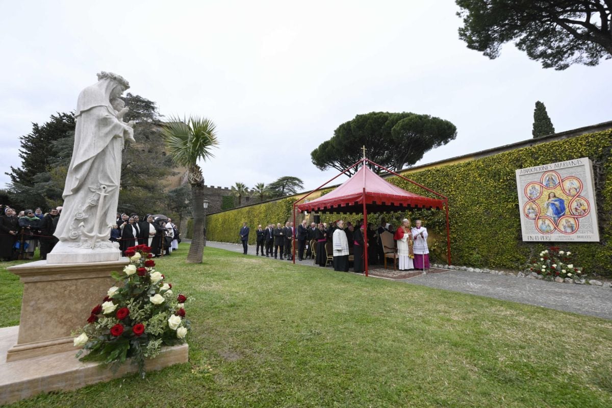 Imagen de Santa Rosa de Lima y mosaico de la Virgen María en los Jardines Vaticanos. Foto: EFE/ Simone Risoluti/Vatican Media