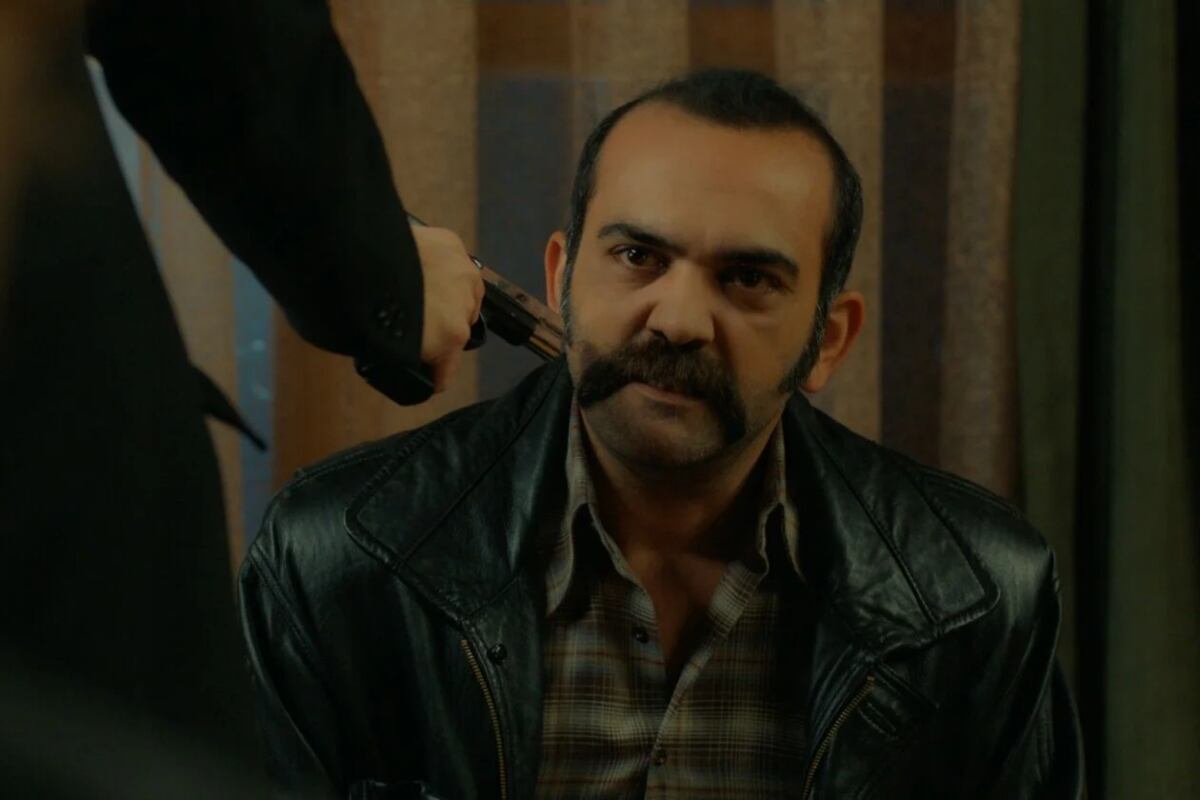 Vahap al ser amenazado en la novela otomana (Foto: Tims & B Productions)