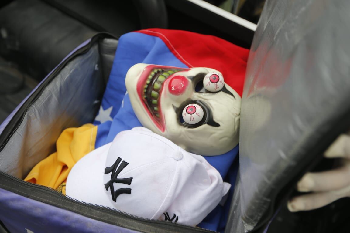 Se les encontró la estatua de la santa muerte y una máscara de payaso dentro de una caja de delivery.
Fotos: Violeta Ayasta/@photo.gec