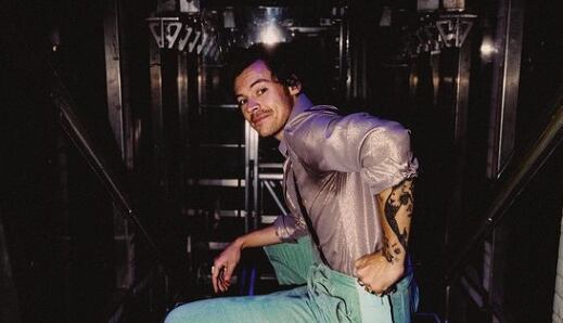 Harry Styles portando una elegante camisa en uno de sus conciertos en Escocia (Foto: @harrystyle / Instagram)