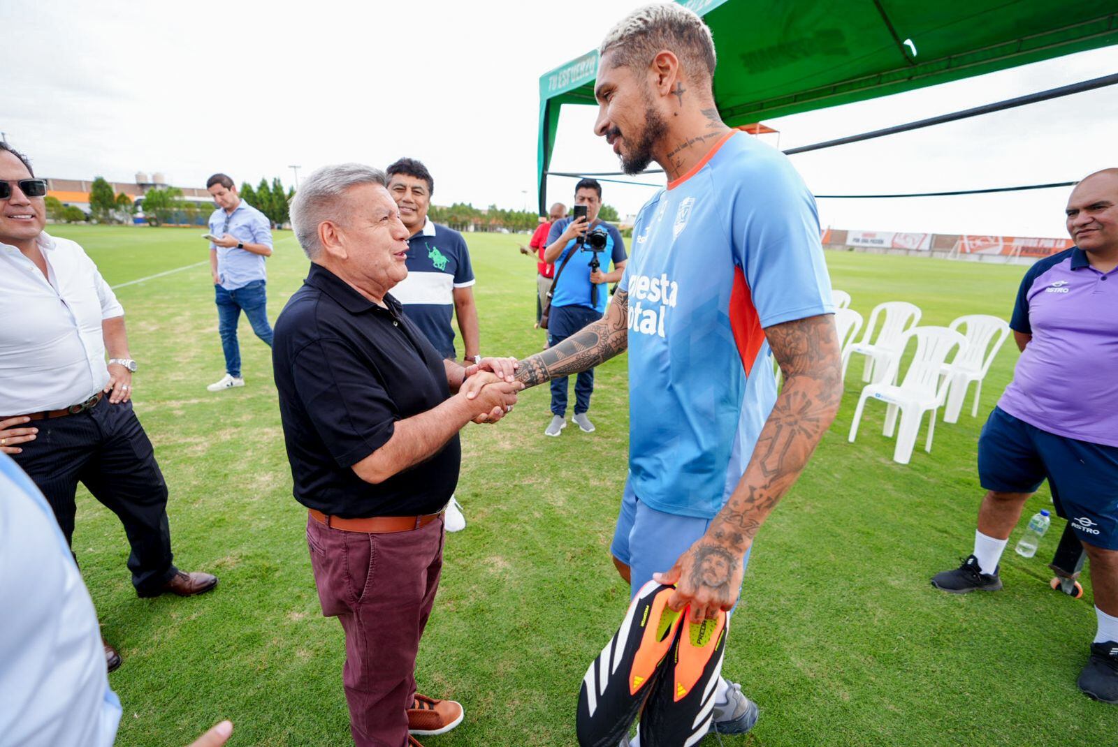 César Acuña recibió a Paolo Guerrero en Trujillo.