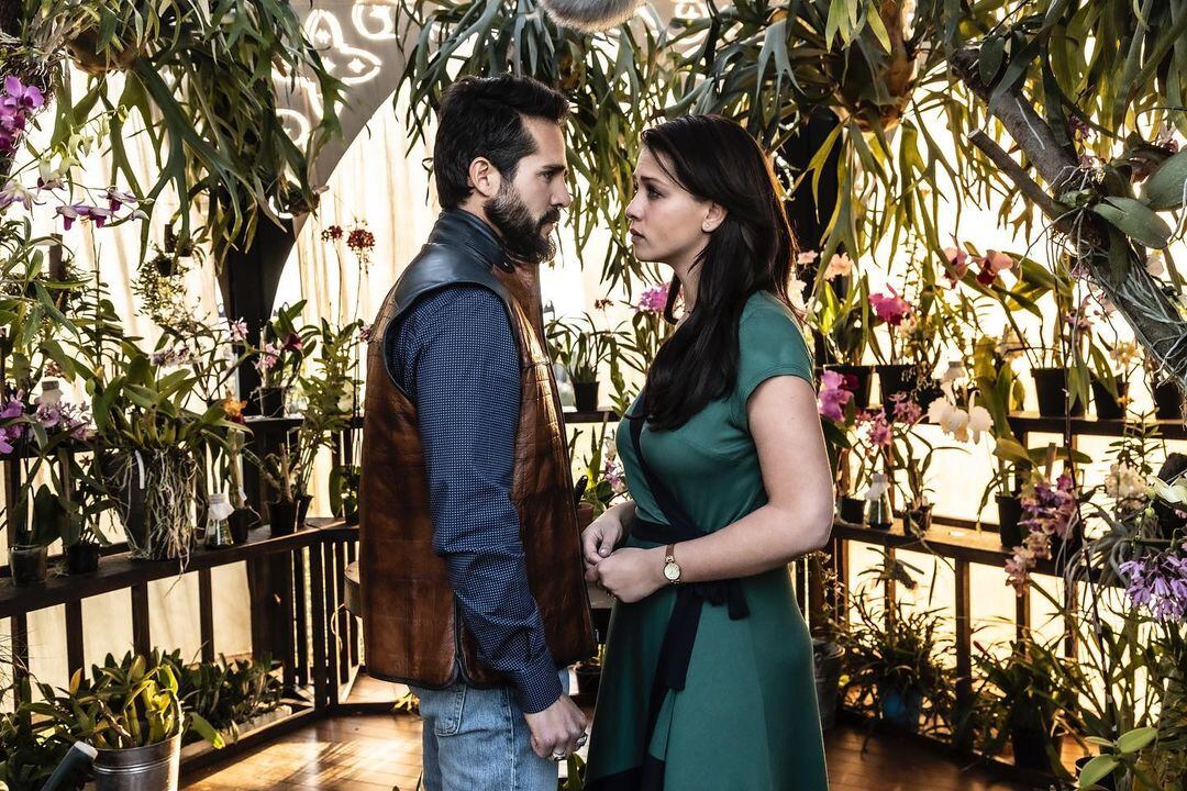 José Ron y Carolina Miranda en una serie original de ViX+ (Foto: TelevisaUnivision)