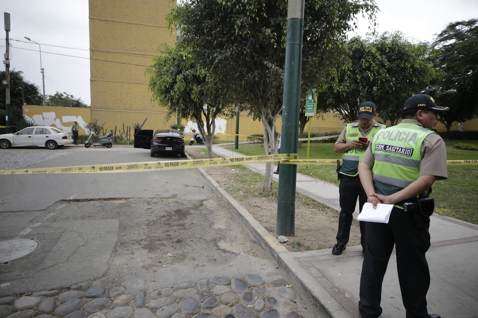 Una persona muerta y otra herida fue el saldo que dejó la intercepción de dos sicarios a un vehículo estacionado en pleno parque de Surco. Foto: Joseph Angeles/@photo.gec