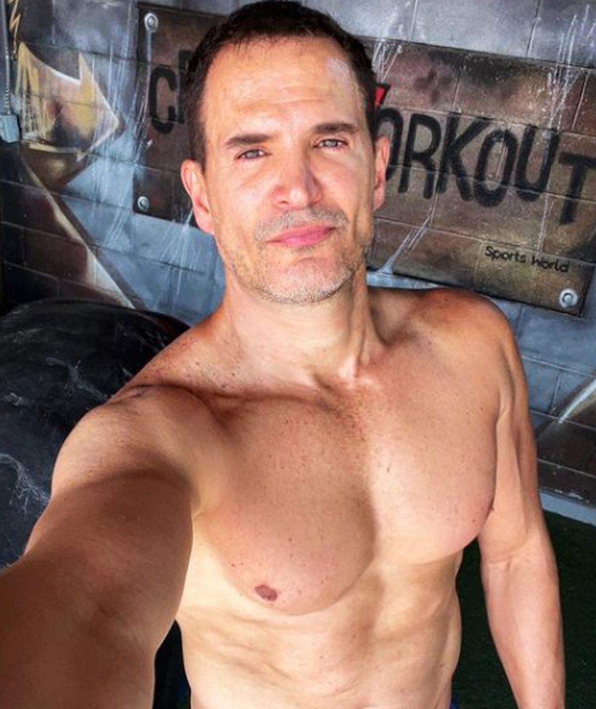 El actor se preocupa bastante en su físico, por lo que sigue una estricta rutina de ejercicios (Foto: Julio Camejo / Instagram)