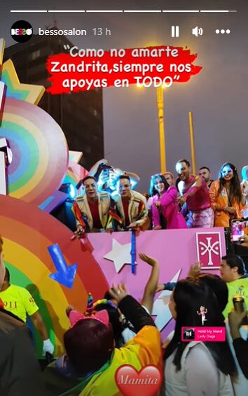 La madre de los ‘Gemelos Paletazo’ alentando a sus hijos en la Marcha del Orgullo. (Foto: @bessosalon).