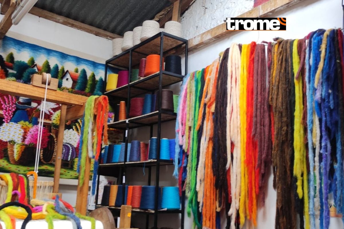 La lana se coloca en un espacio para que los artesanos puedan elegir los colores con los que trabajarán. Foto: Katty Gines.