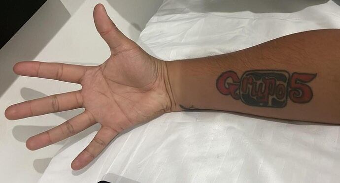 El tatuaje que se hizo Lucho Cuéllar en honor al Grupo 5. (Foto: @luchocuellarylosincorregibles).