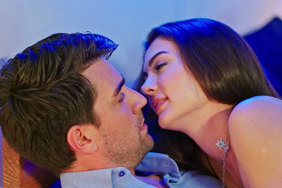 Çağlar Ertuğrul y Burcu Özberk en una escena divertida de "Trampa de amor" (Foto: Arc Film)