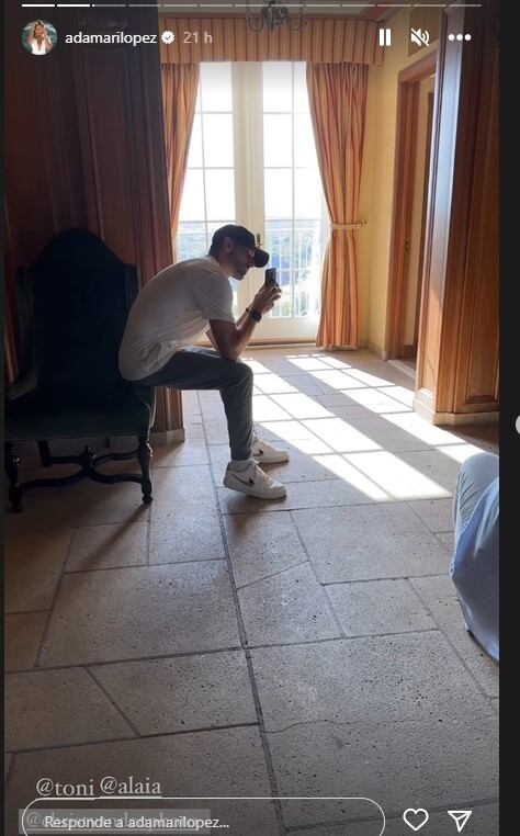 Toni Costa tomándo fotos a Alaïa (Foto: Adamari López / historia de Instagram)