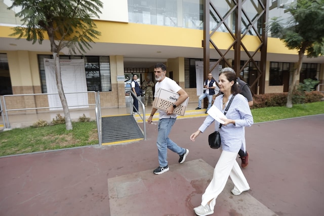 Presidente de mesa decidió trasladar punto de votación a un primer piso en favor de los adultos mayores (Foto: Mario Zapata )