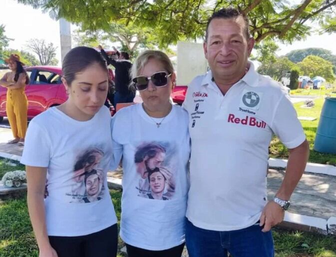 La familia del desaparecido actor acudió al panteón (Foto: Liliana Collado)
