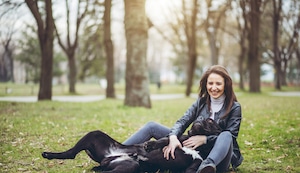 ¿Por qué mi perro se revuelca en el pasto o basura?
