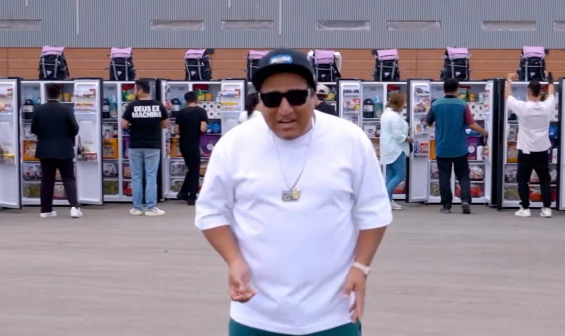 Conductor de "Hablando Huevadas" sorprende a sus trabajadores con lujosos regalos navideños