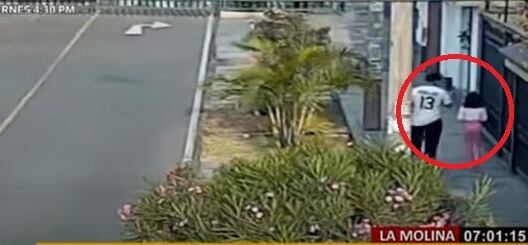 Cámaras de seguridad registraron en preciso instante en que la menor sale de su vivienda y camina con el sujeto. (Captura: América Noticias)