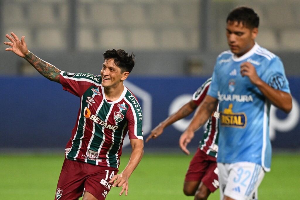 Fluminense's Argentine forward German Cano (L) celebrates after scoring a goal during the Copa Libertadores group stage first leg football match between Sporting Cristal and Fluminense, at the National stadium in Lima, on April 5, 2023. (Photo by ERNESTO BENAVIDES / AFP)