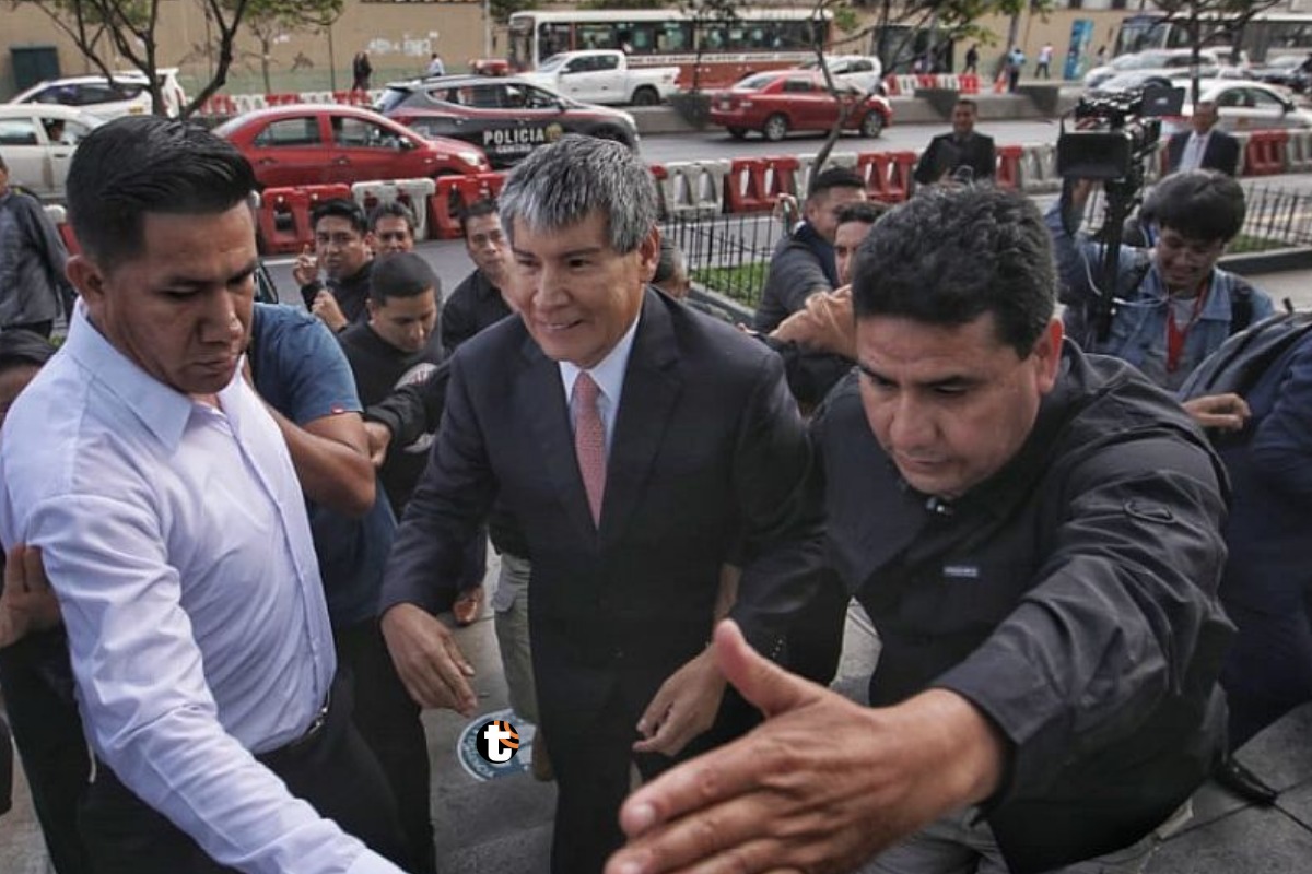 Wilfredo Oscorima se presentó con Humberto Abanto ante la Fiscalía de la Nación por caso Rolex. (Foto: Anthony Niño de Guzmán / @photo.gec)