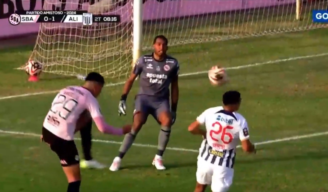 Mal rechazo defensivo provocó el gol de Kevin Serna (Captura GOL Perú)