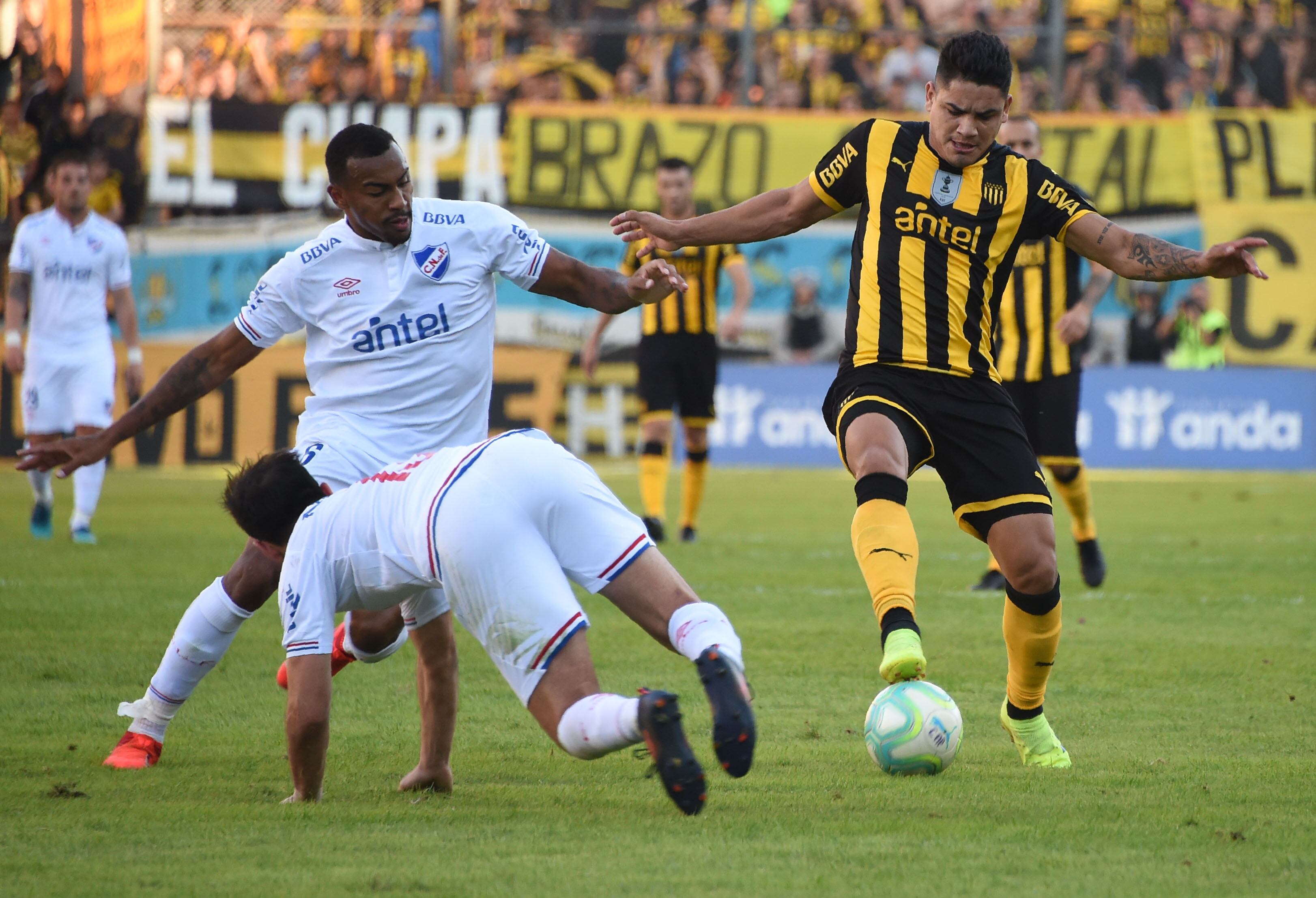 El clásico de Uruguay definirá al campeón del año hasta en cuatro partidos. (Foto: MIGUEL ROJO / AFP)
