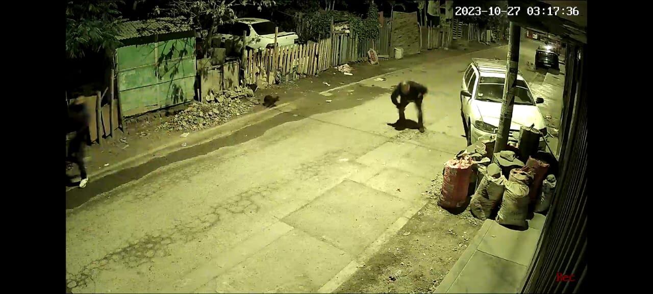 Los gritos de 'Tamalito' alertaron a los dueños del vehículo que asoman y empiezan a gritar. Los ladrones fugan.