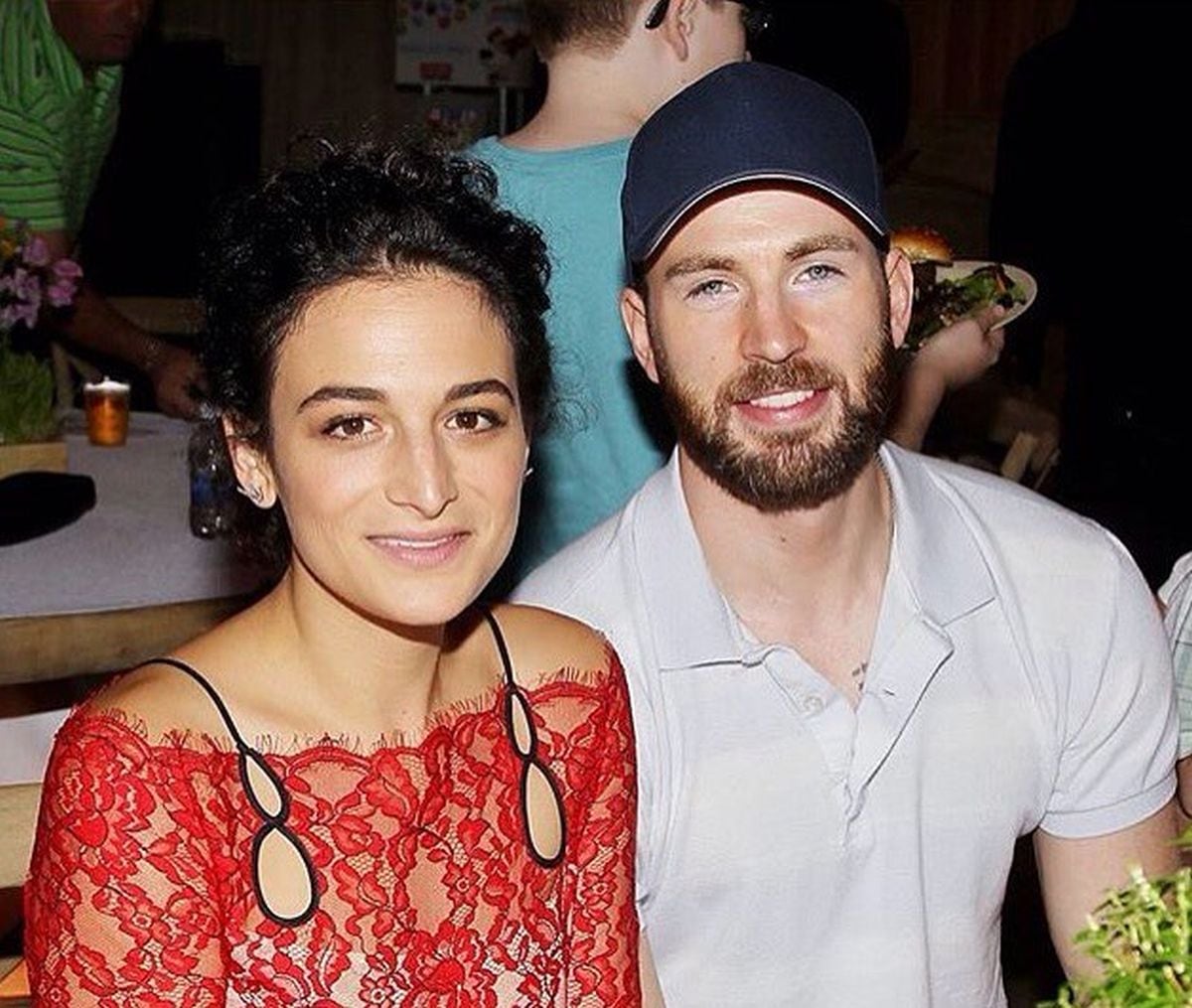 El histrión al lado de su compatriota y colega, la actriz Jenny Slate (Foto: teamcevans / Instagram)