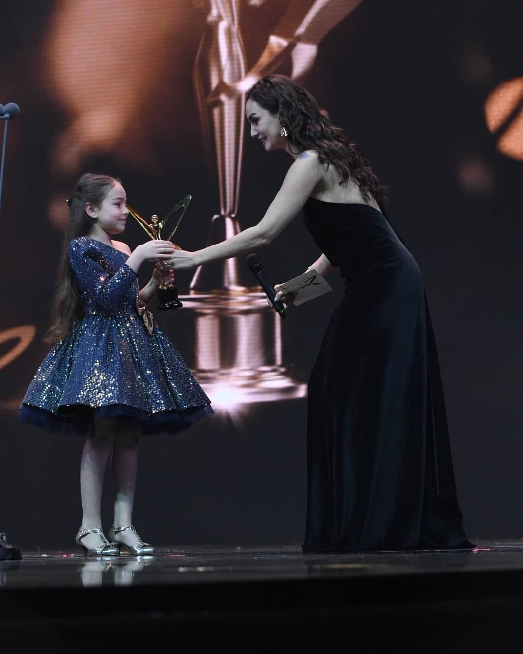 La pequeña actriz Aylin Akpınar (Foto: Aylin Akpınar/Instagram)