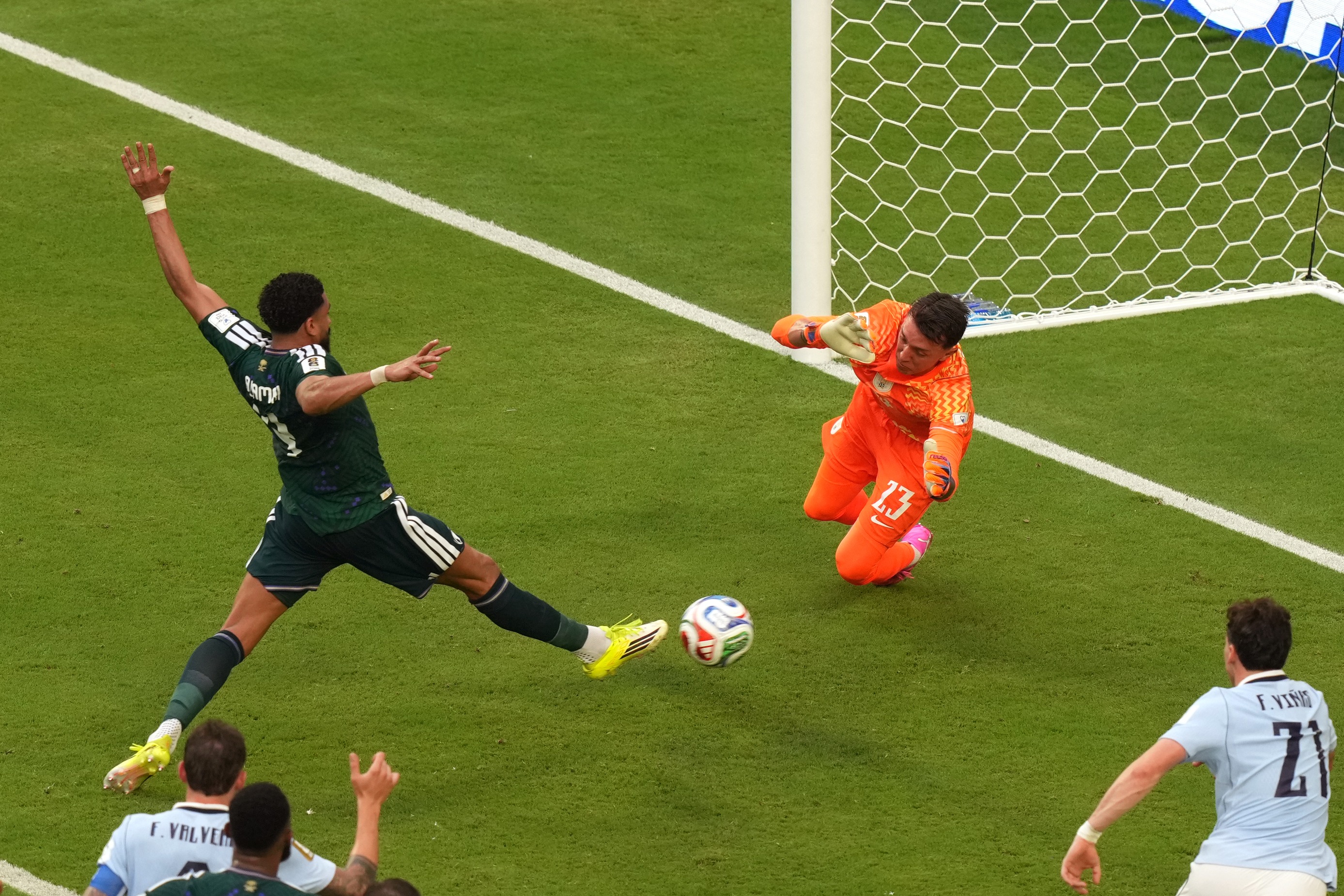 Abdulelah Al-Amri abre la cuenta ante Fernando Muslera en el duelo Arabia Saudita - Uruguay. (AP Photo/Marta Lavandier)